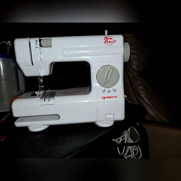 SEW PRO Quick Stitch Sewing Machine VGUC - Picture 4 of 15